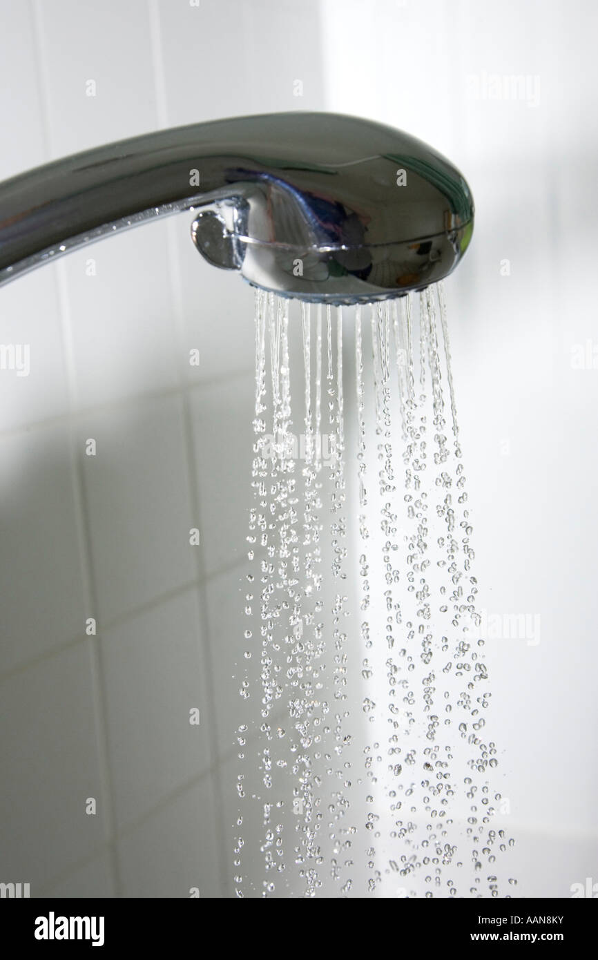 La spruzzatura di acqua dalla testa di doccia Foto Stock