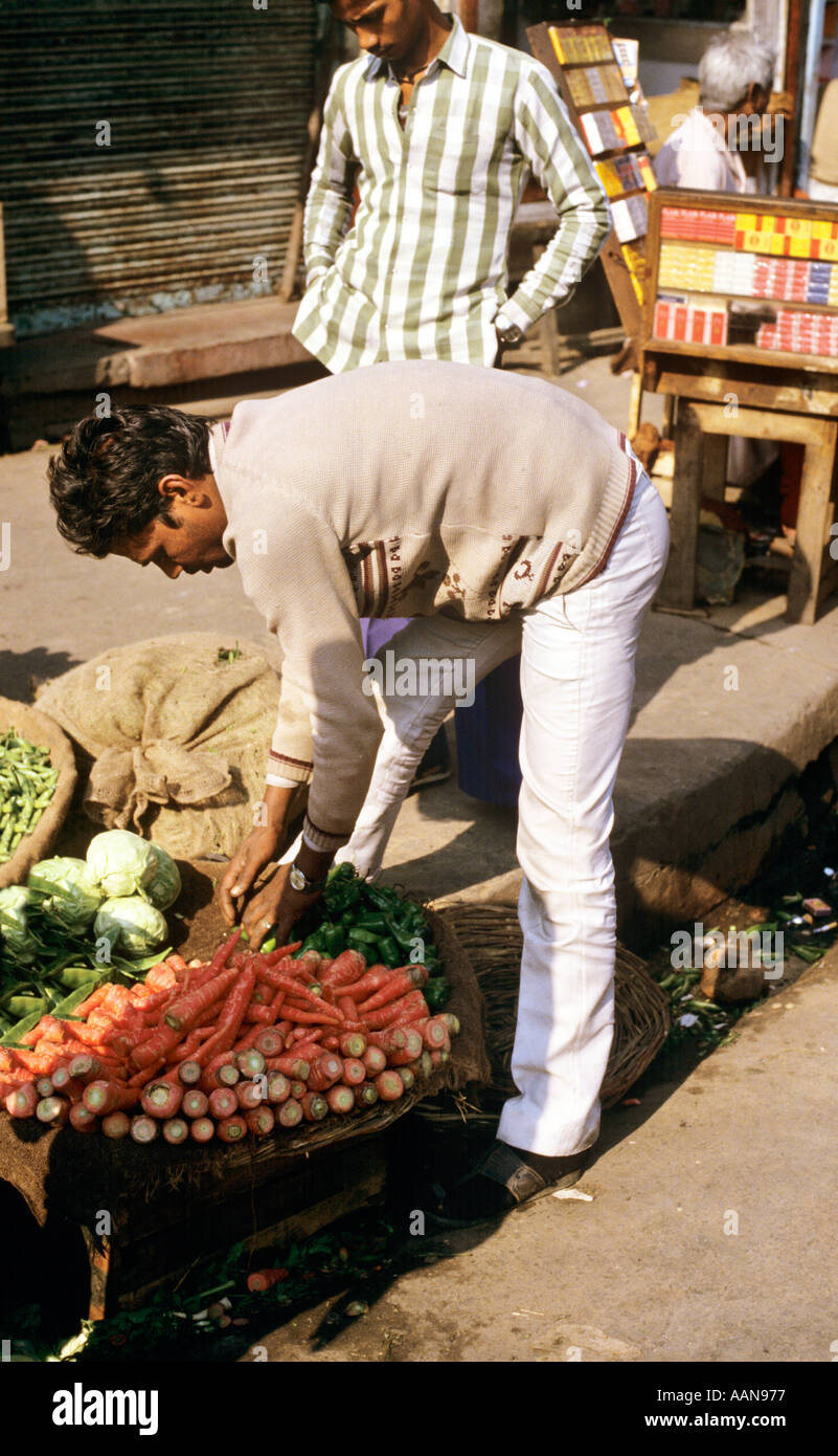 Uomo di carote di vendita nel mercato per le strade attorno alla Jama Masjid moschea di Vecchia Delhi India Foto Stock