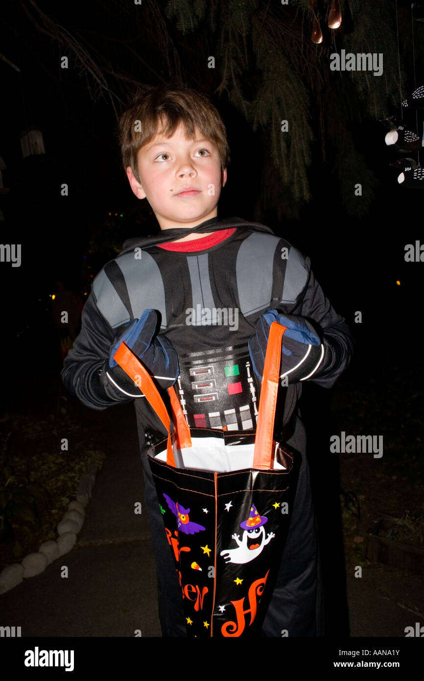 Trucco e treater età 11 con un robot spacesuit costume per Halloween. St  Paul Minnesota USA Foto stock - Alamy