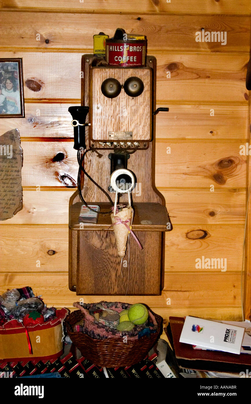 Old fashion manovella telefono a parete in un caso di quercia. Emily Minnesota USA Foto Stock