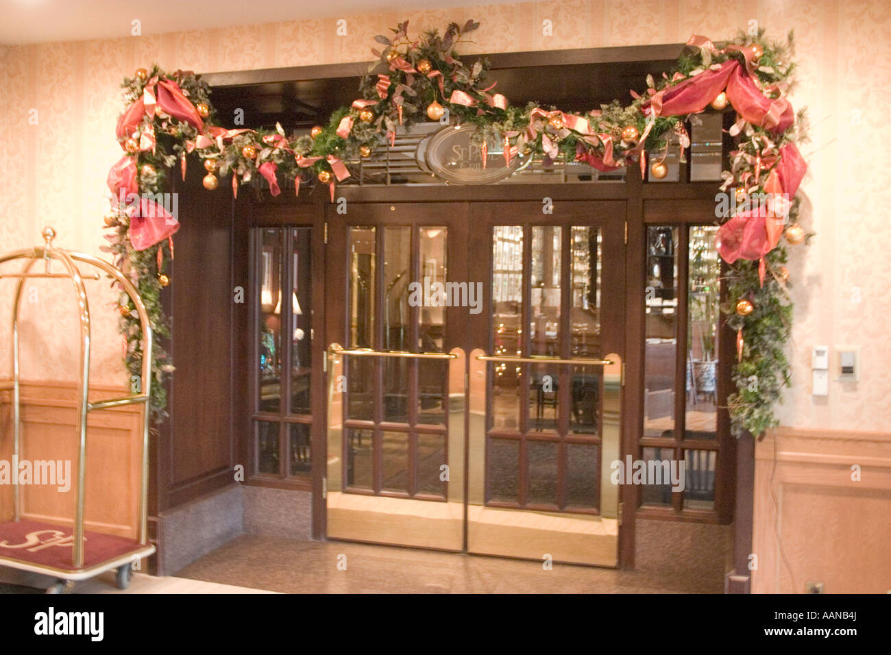 Ghirlanda di Natale elaborazione ingresso di St Paul Hotel. St Paul Minnesota USA Foto Stock
