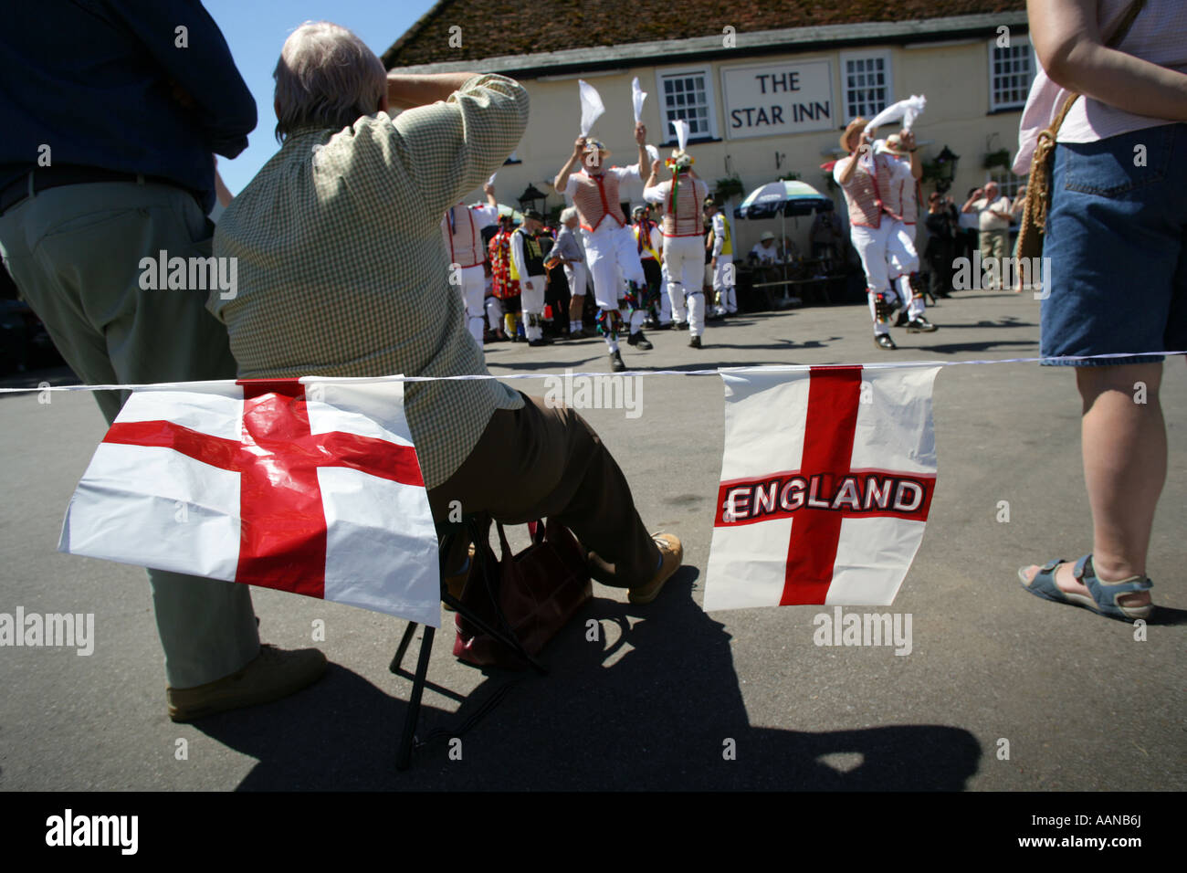 Morris dancing al di fuori di un pub a Thaxted Essex England Regno Unito Foto Stock