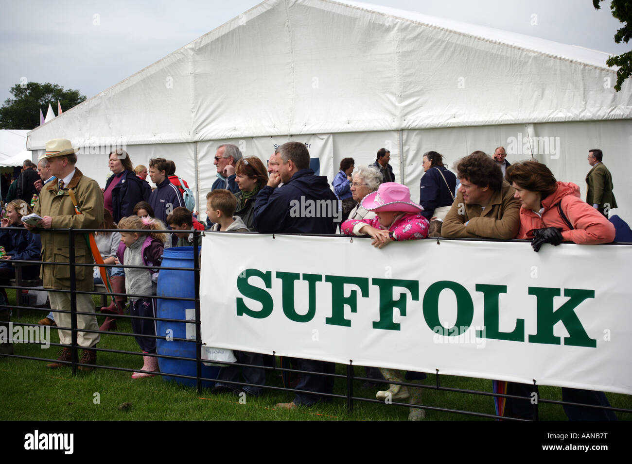 Gli spettatori a guardare un concorso di bestiame presso la Suffolk spettacolo agricolo, England, Regno Unito Foto Stock