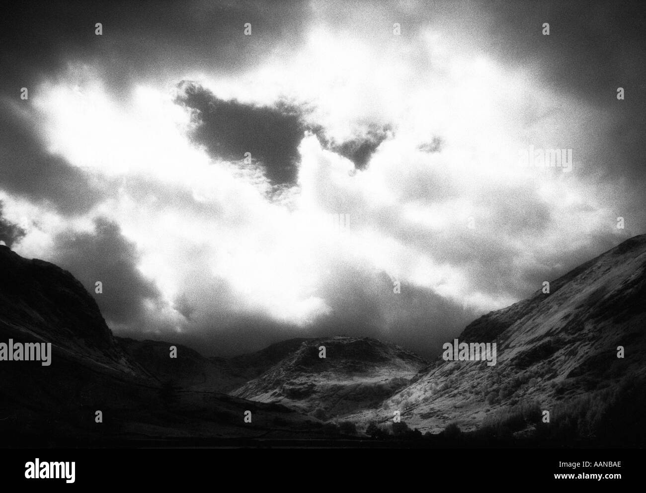 Cadde lato collina Cumbria Inghilterra England Regno Unito Regno Unito gran bretagna lago di montagna di terra cumbria Lake District moodey cupo changeab Foto Stock