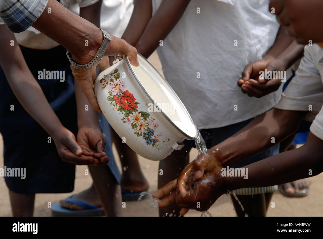 I bambini lavarsi le mani, Repubblica Democratica del Congo AFRICA Foto Stock