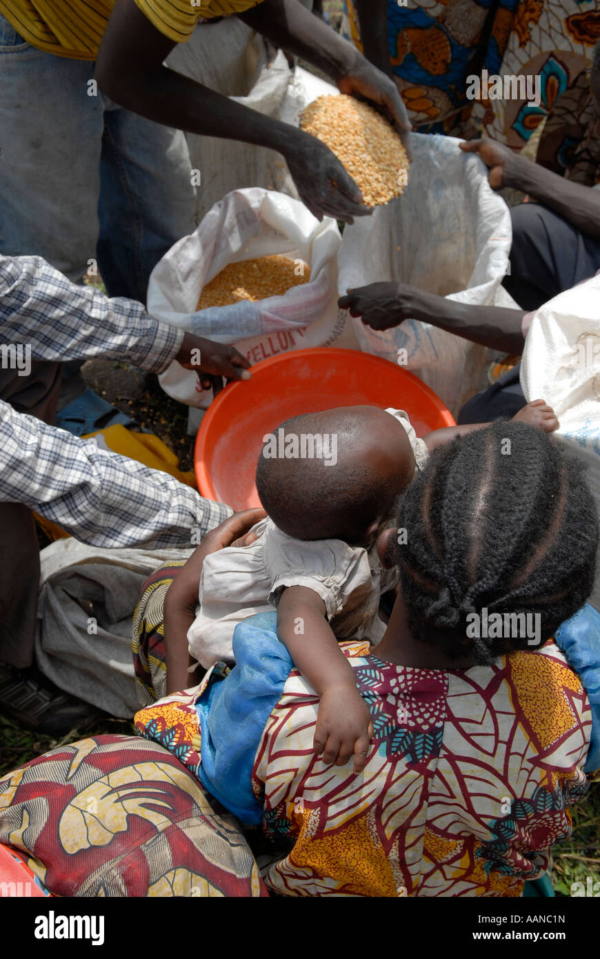Sfollati congolesi il deposito di granturco durante l ONU PAM distribuzione del cibo nel nord Kivu, Repubblica Democratica del Congo AFRICA Foto Stock