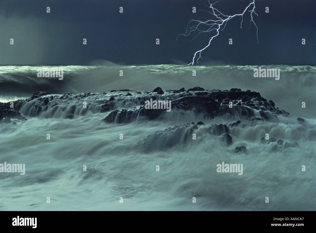 I temporali sulle onde pounding costa rocciosa Foto Stock