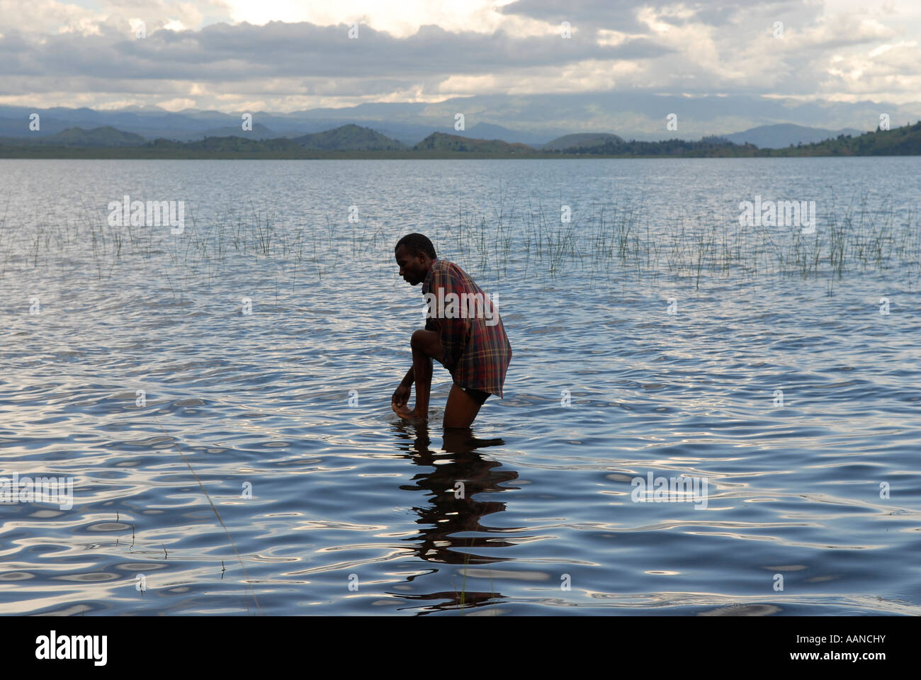 Uomo congolese che lava i piedi nella provincia del Lago Kivu Nord Kivu, Repubblica Democratica del Congo Africa Foto Stock
