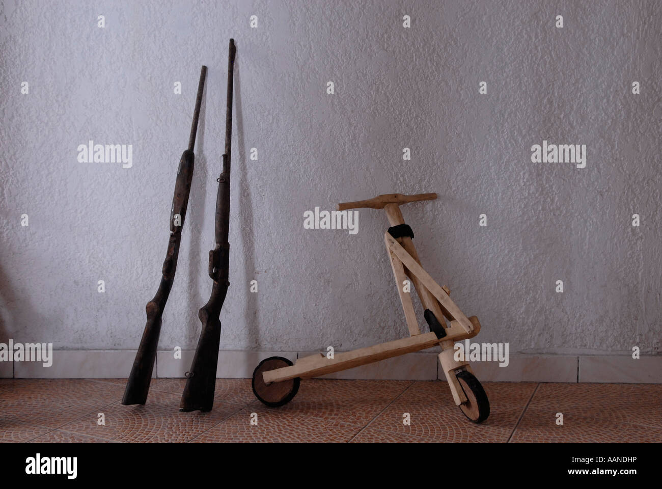 Vecchi fucili con un 'chukudu' a due ruote veicolo fatto a mano in legno usato per il trasporto di merci, provincia del Nord Kivu DR Congo Africa Foto Stock