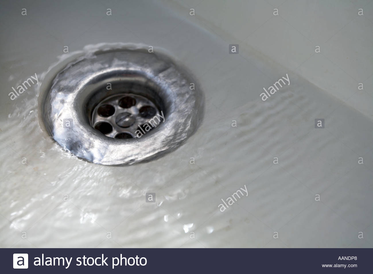 Il drenaggio d'acqua verso il basso scarico Foto Stock