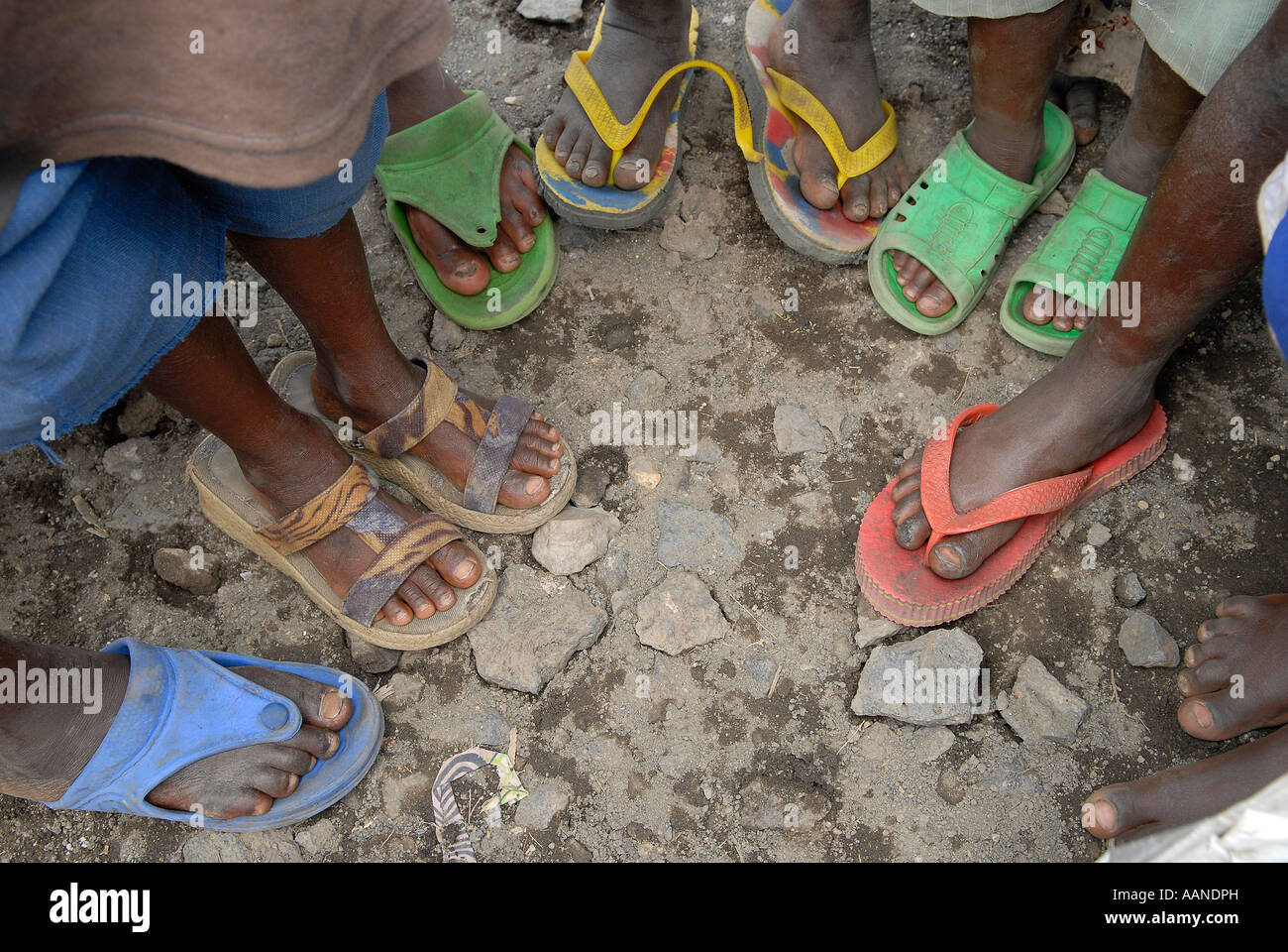 Un gruppo di giovani i bambini sfollati che indossa sandali di plastica nella provincia del Nord Kivu nella Repubblica democratica del Congo AFRICA Foto Stock