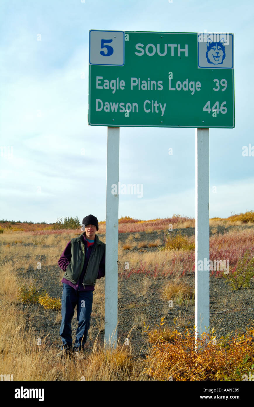 La sua una lunga strada di ritorno a Dawson City, Dempster Highway, Yukon, Canada Foto Stock