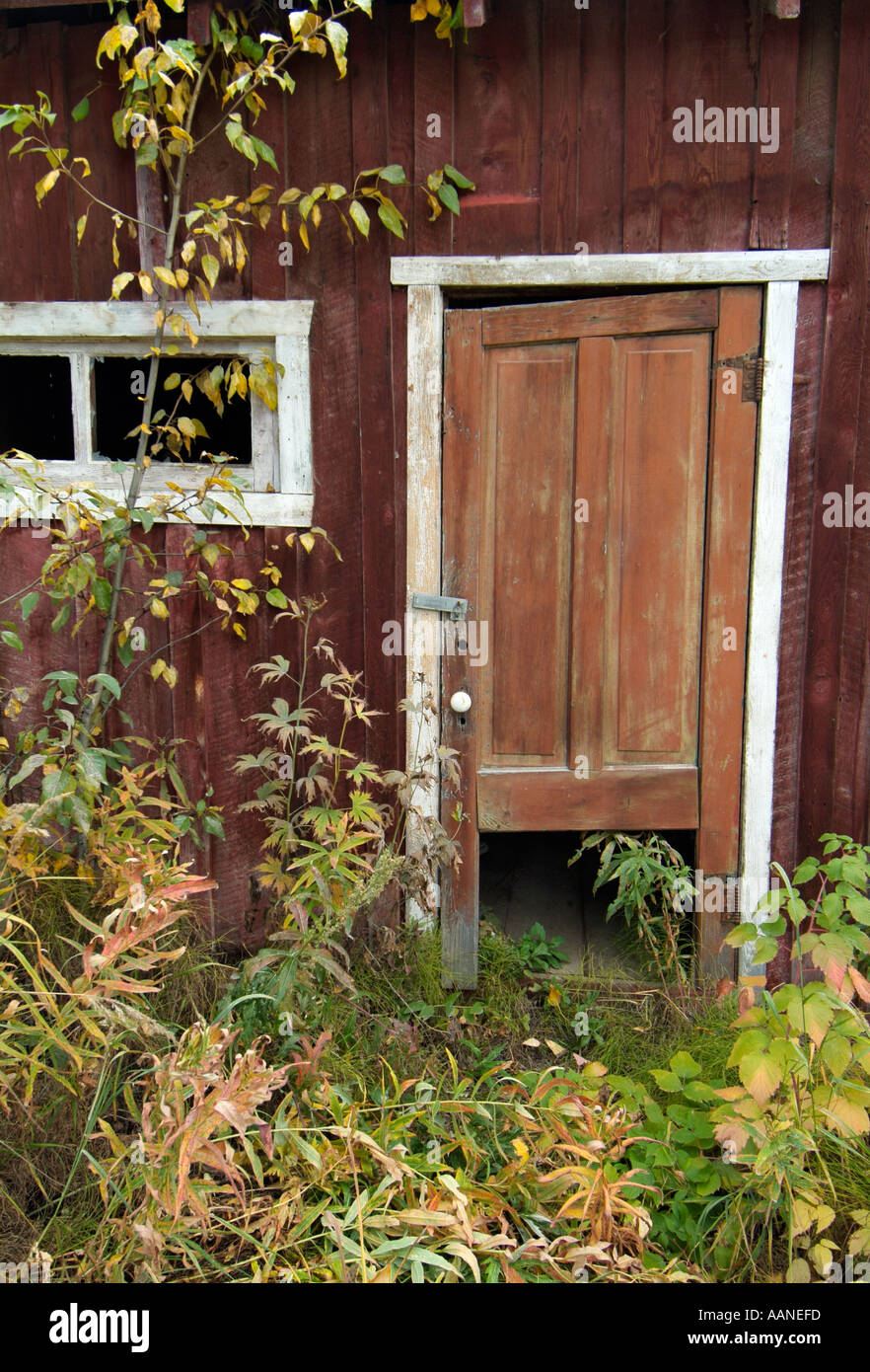 Porta ad un vecchio log cabin, Dawson City, Yukon, Canada Foto Stock