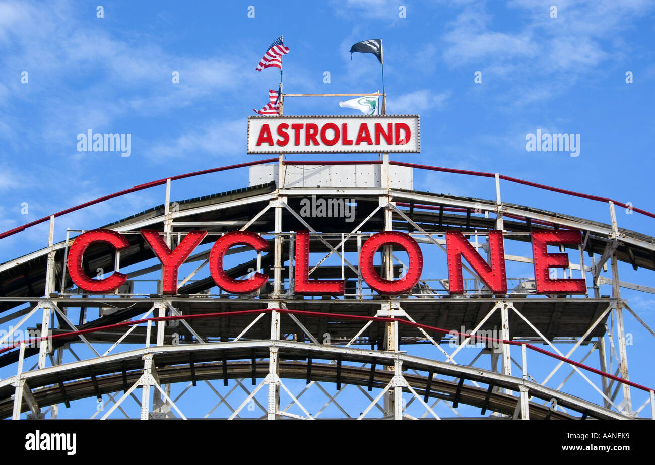 Le montagne russe Cyclone famose in tutto il mondo presso l'Astroland Park a Coney Island, New York, costruite nel 1927, rimangono un simbolo iconico della classica americana. Foto Stock