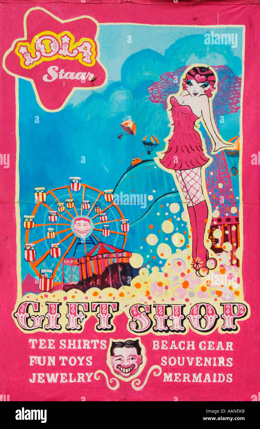 Colorato cartello Lola Star Gift Shop con occhiali da sole a forma di cuore e luci al neon sul lungomare di Coney Island a Brooklyn, New York. Foto Stock