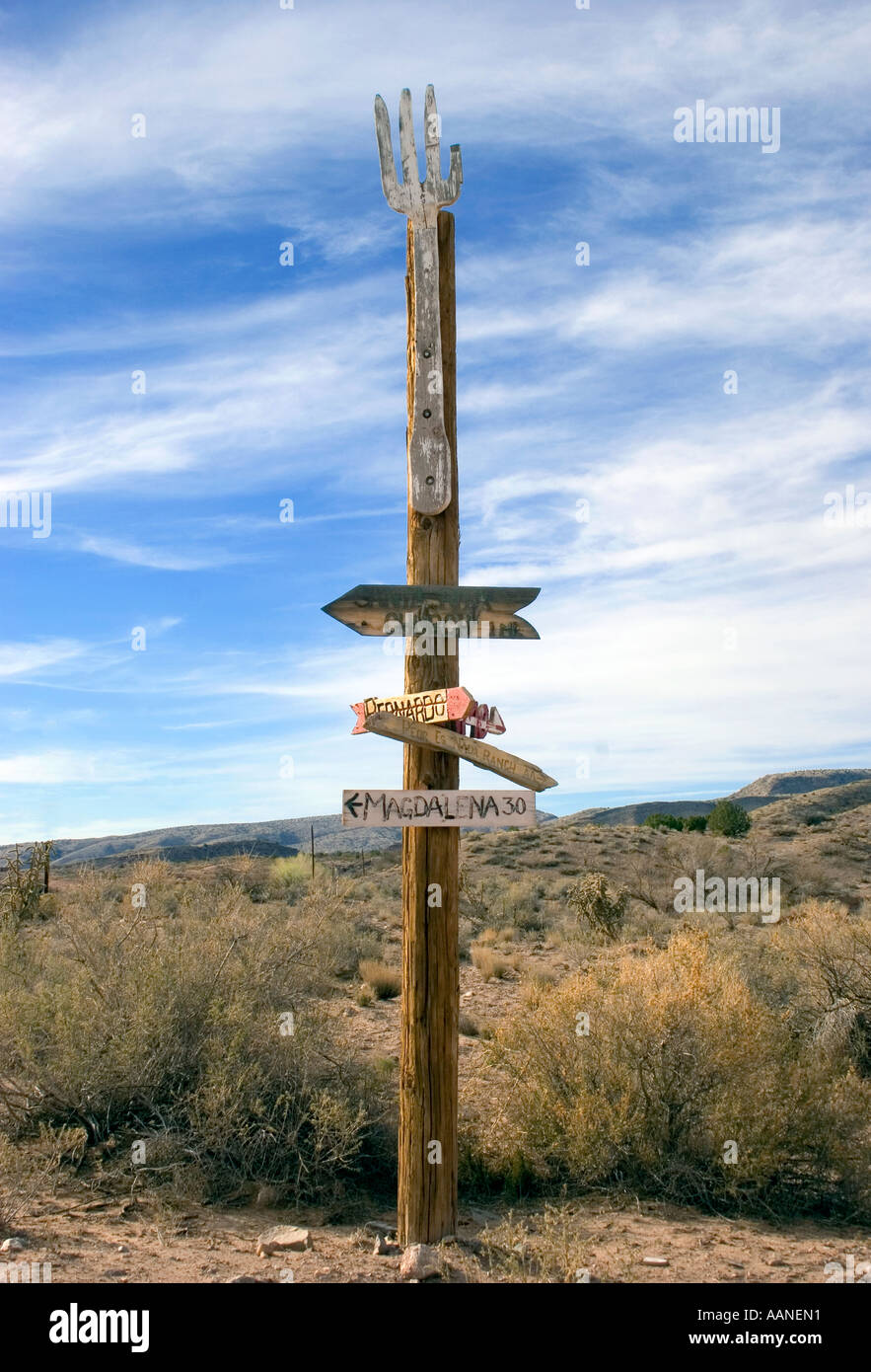 Una forcella in direzione Strada marker al crocevia di due zone rurali strade sterrate in Nuovo Messico Foto Stock