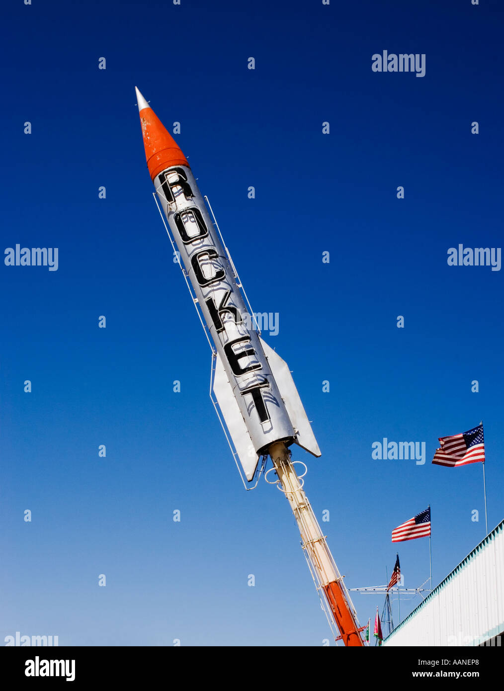 Un cartello retrò a forma di razzo su un edificio ad Alamogordo, New Mexico, evoca il patrimonio spaziale della città "Rocket City". Foto Stock