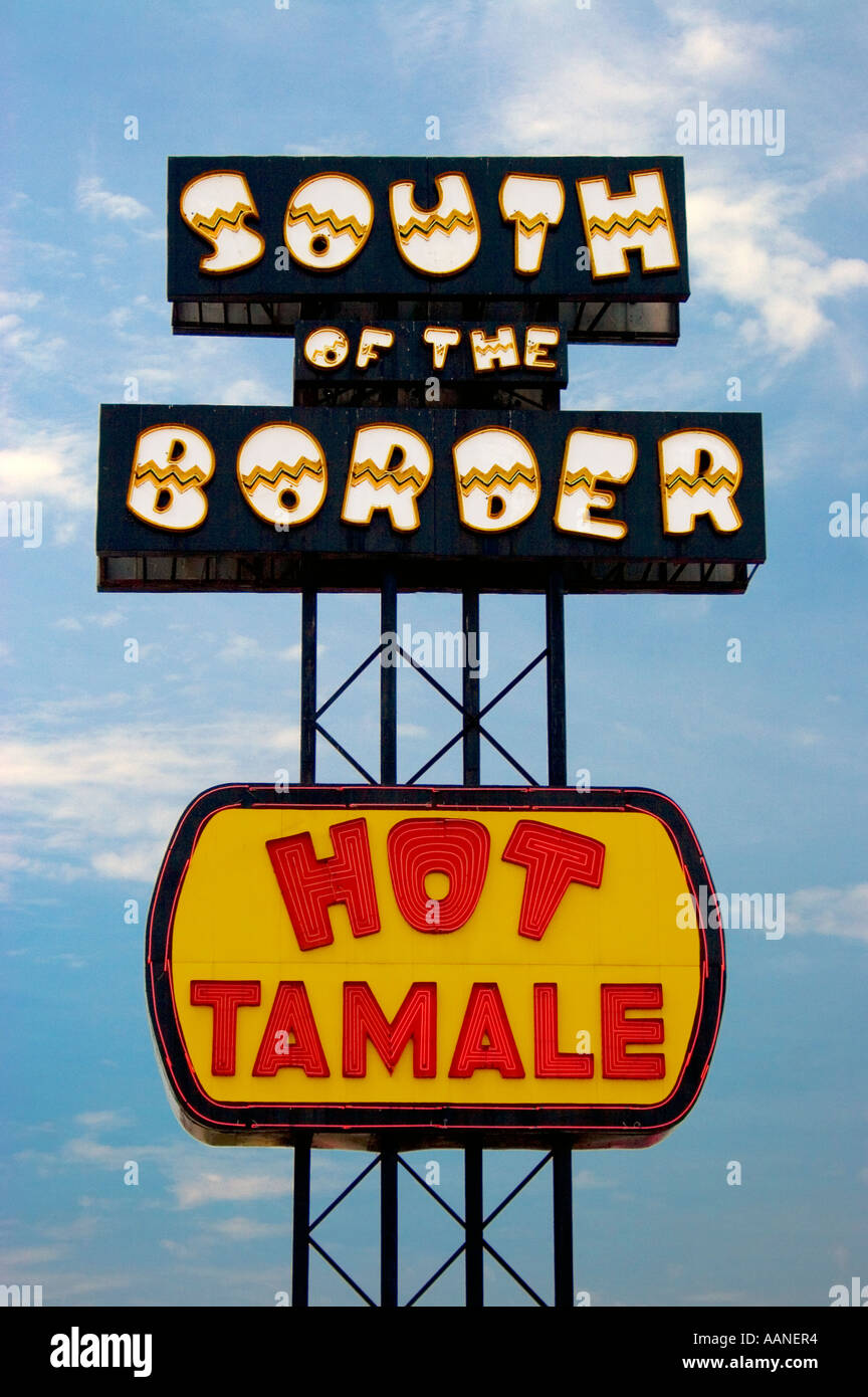 Giant Hot Tamale segno a sud del confine in Dillon Carolina del Sud Foto Stock