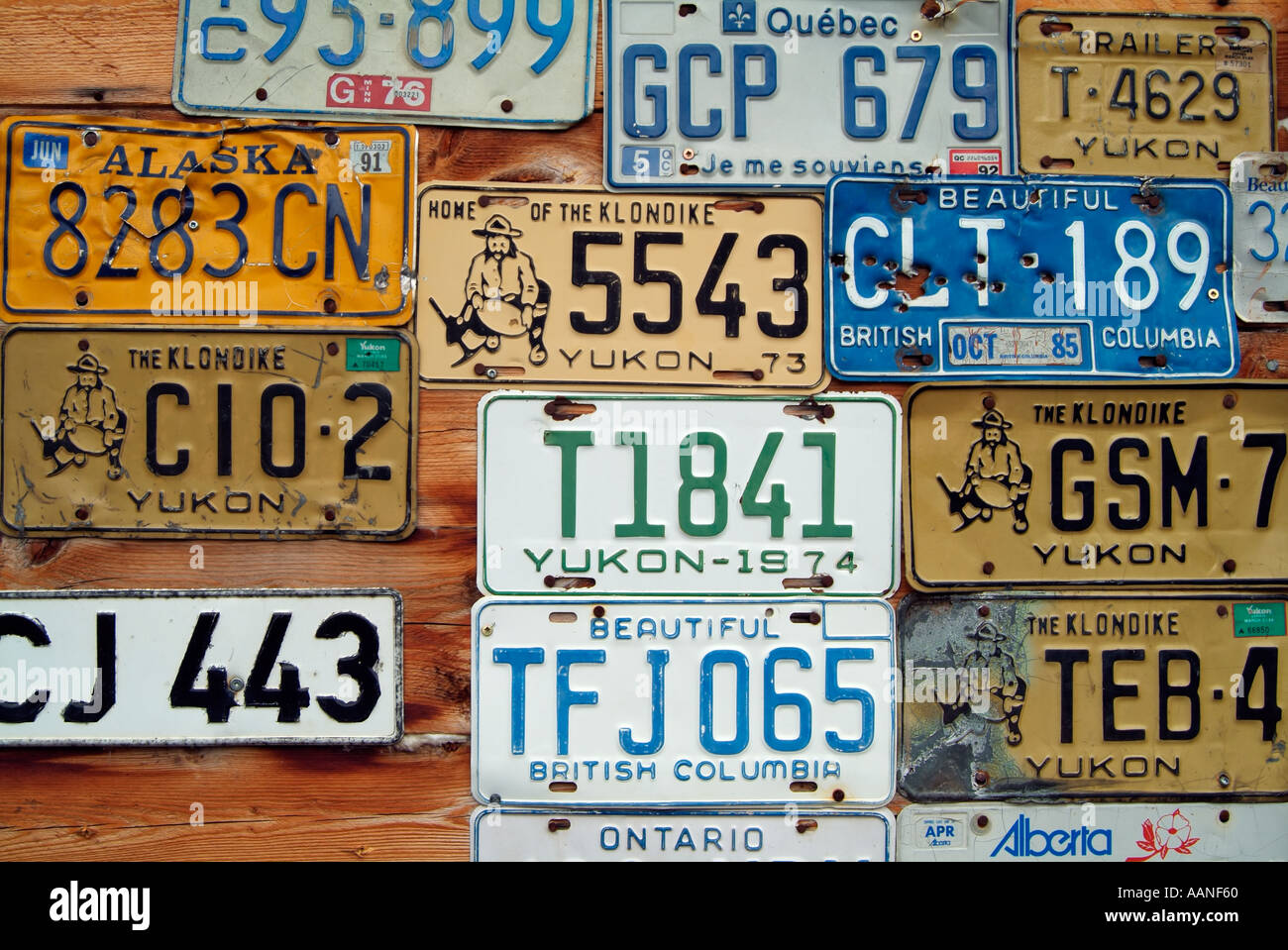 Raccolta di le targhe delle auto, Dawson City, Yukon, Canada Foto Stock