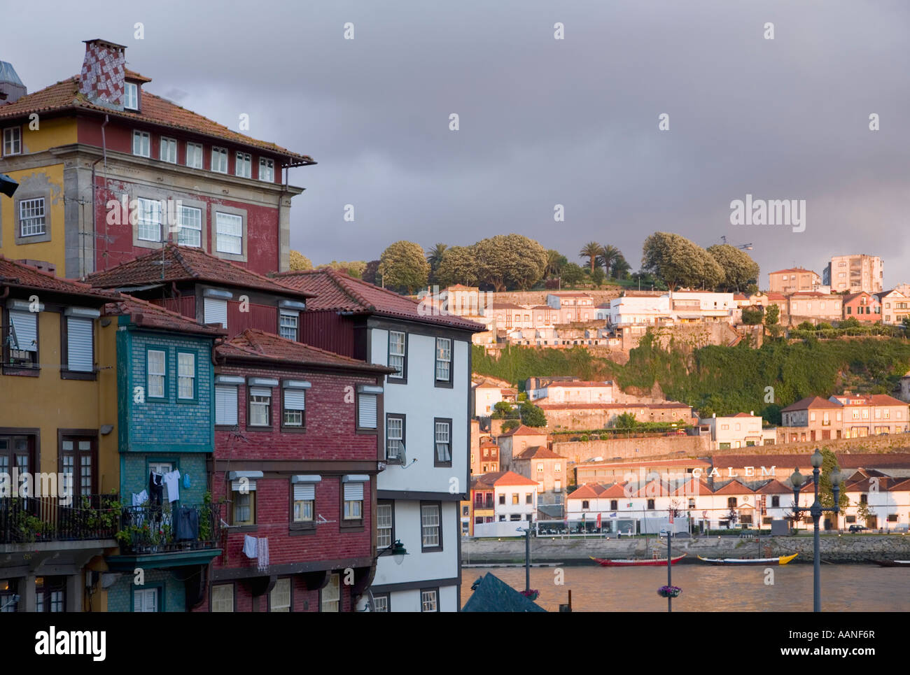 Vista sul fiume Douro verso Vila Nova de Gaia dal Ribeira Oporto portogallo Foto Stock