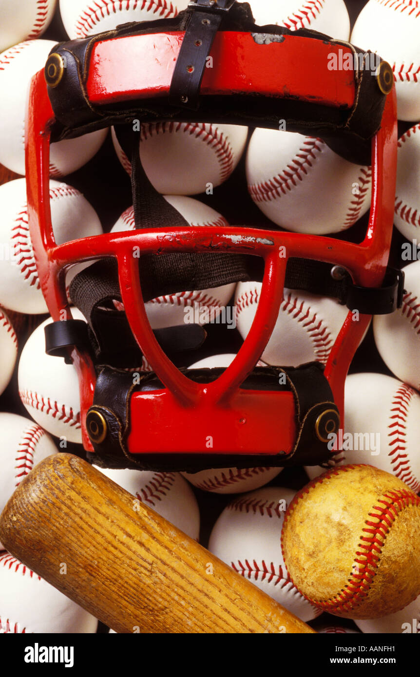 Il baseball catturatori di maschera e sfere con mazza di legno Foto Stock