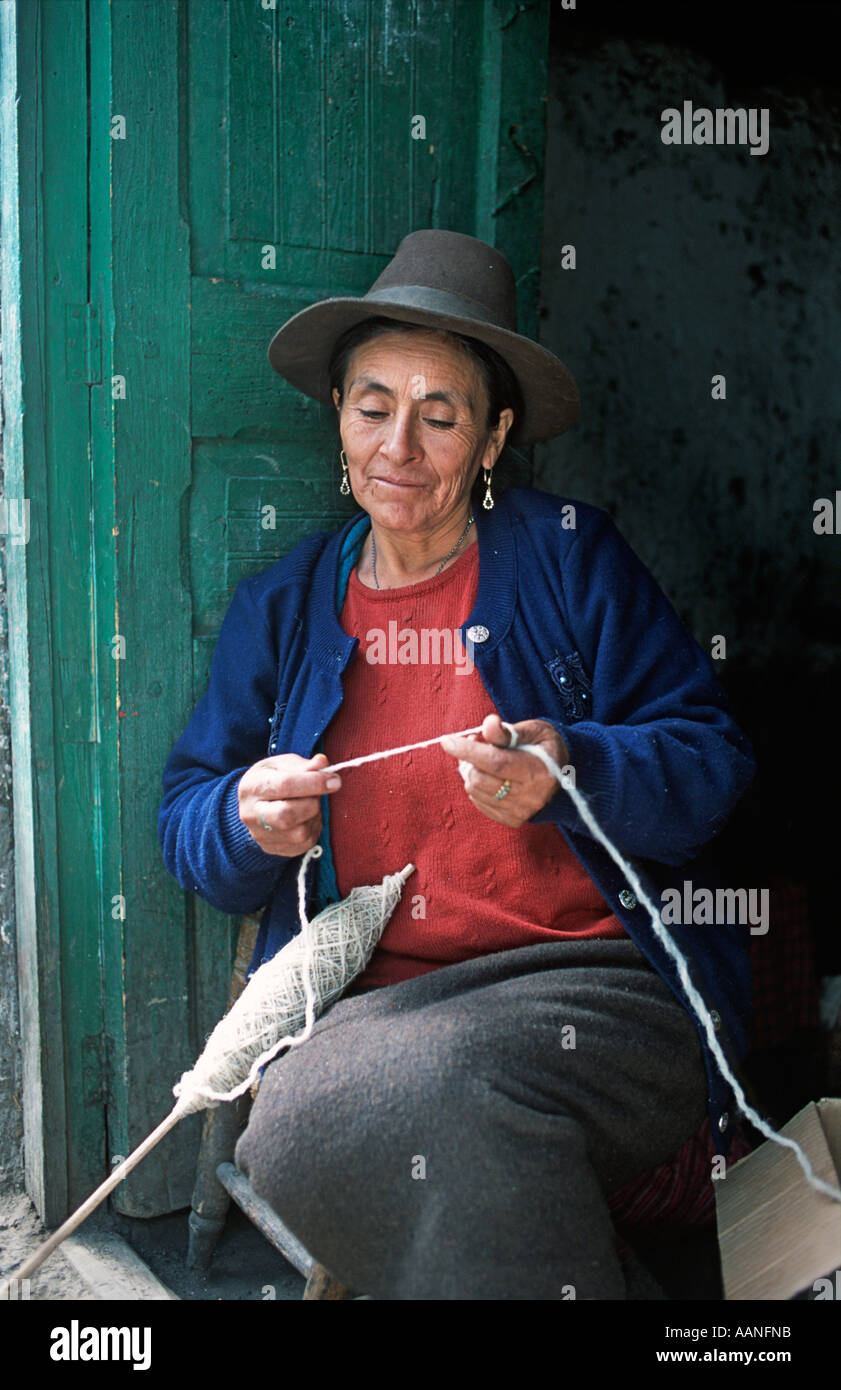 Accogliente salotto peruviana nel vano della porta a casa sua filatura della lana su un mandrino di discesa Chavín de Huantar nord del Perù Sud America Foto Stock