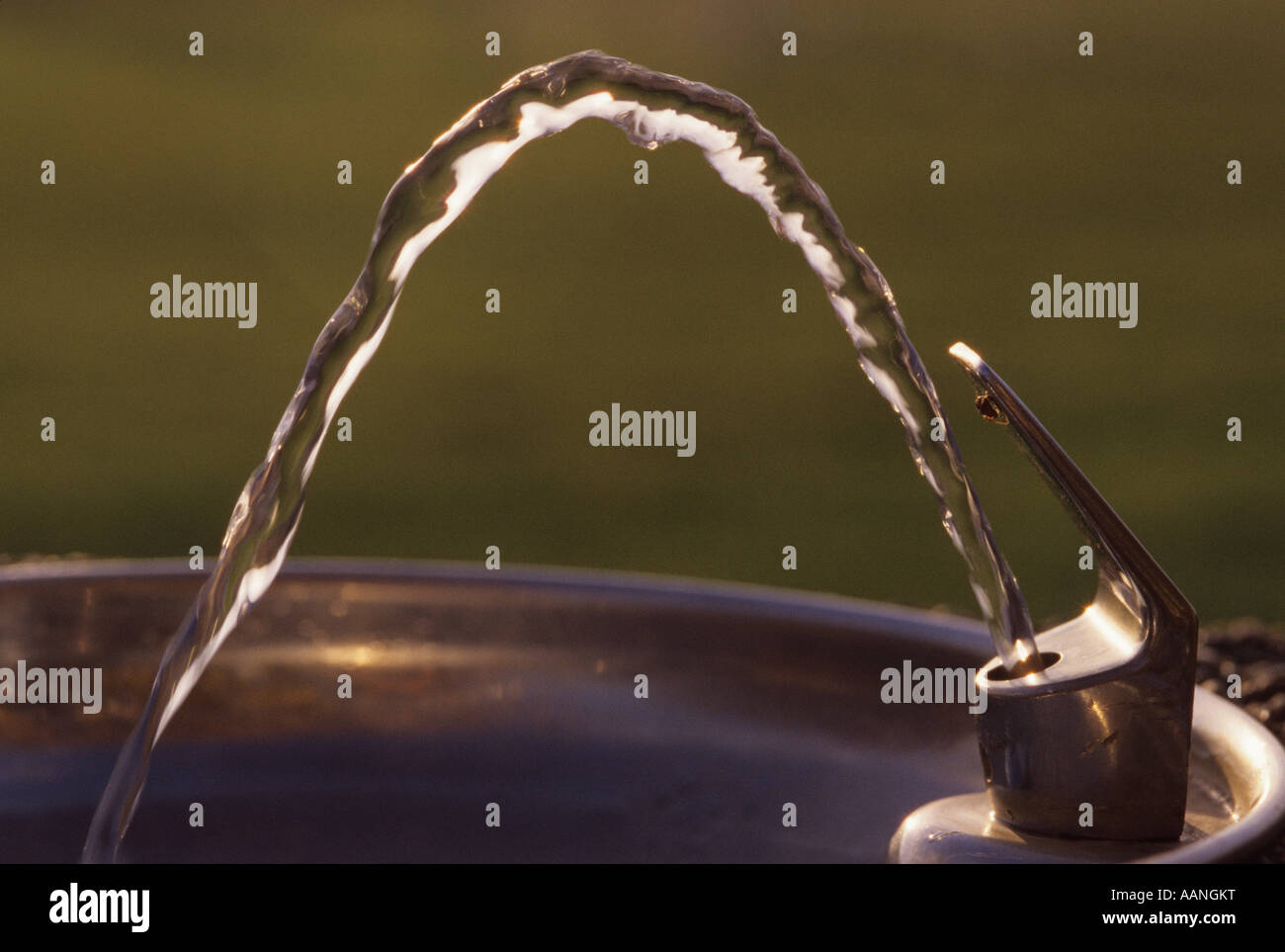 Ravvicinata di una fontana di acqua con flusso di acqua a park sunset Bothell Washington stato USA Foto Stock