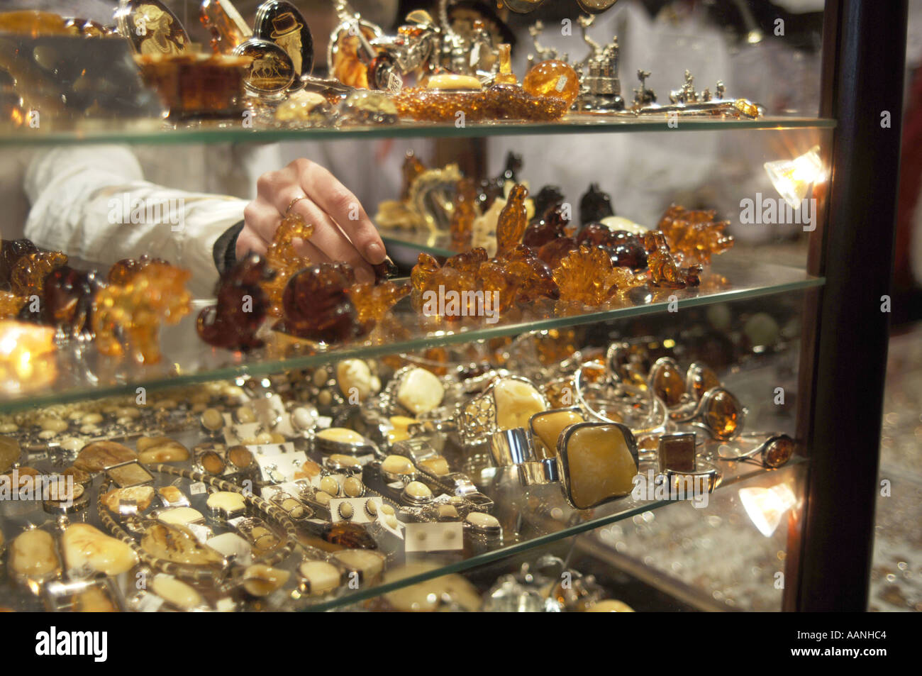 Gioielli in ambra per la vendita in un negozio nella galleria di Sukiennice  Cracovia Polonia Foto stock - Alamy