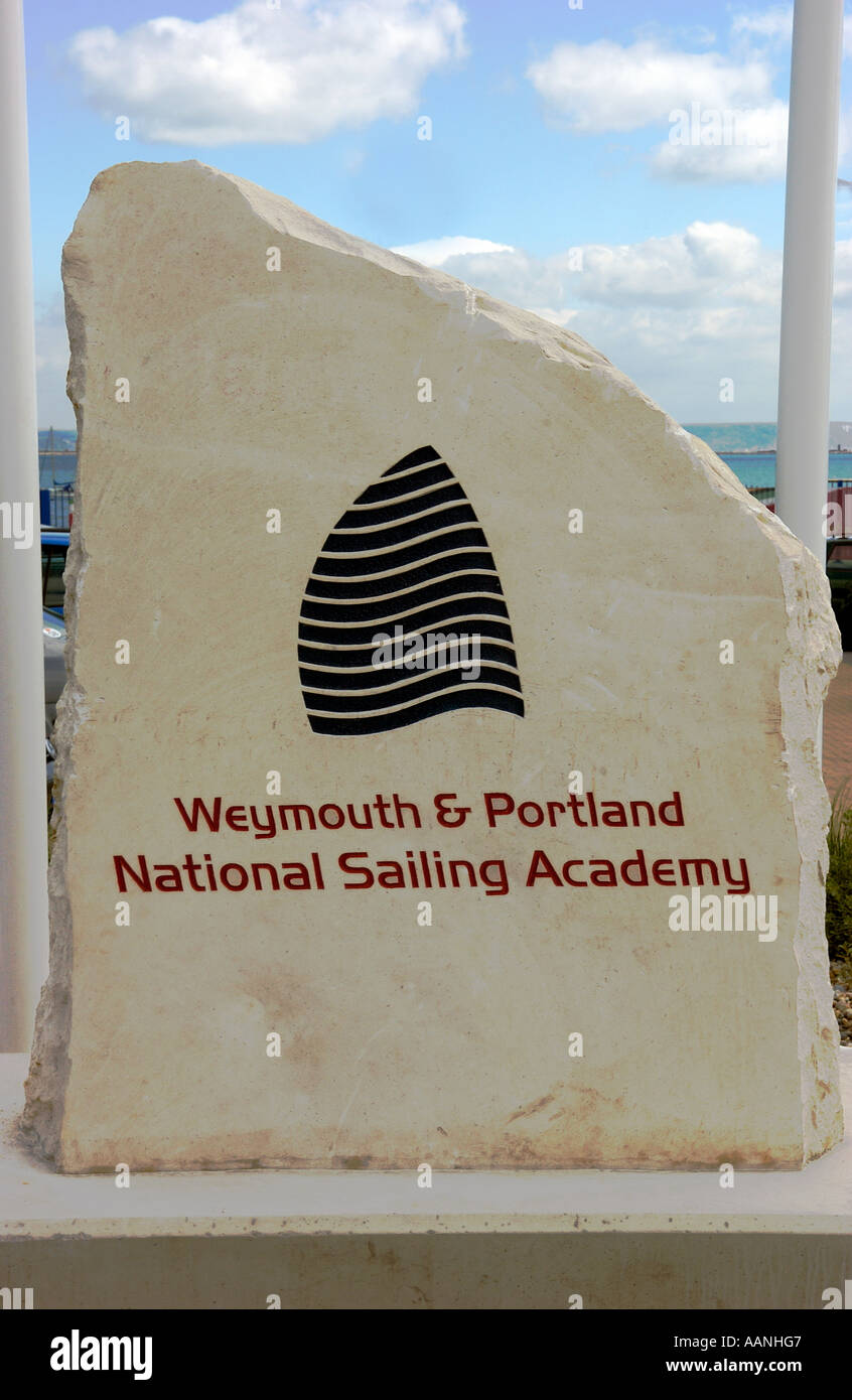 Weymouth Portland National Sailing Academy logo su un blocco di pietra di Portland, Dorset, Inghilterra Foto Stock