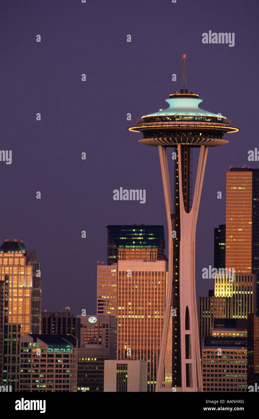 Immagine retrò del centro di Seattle con Space Needle con luce calda al tramonto, stato di Washington, Stati Uniti Foto Stock