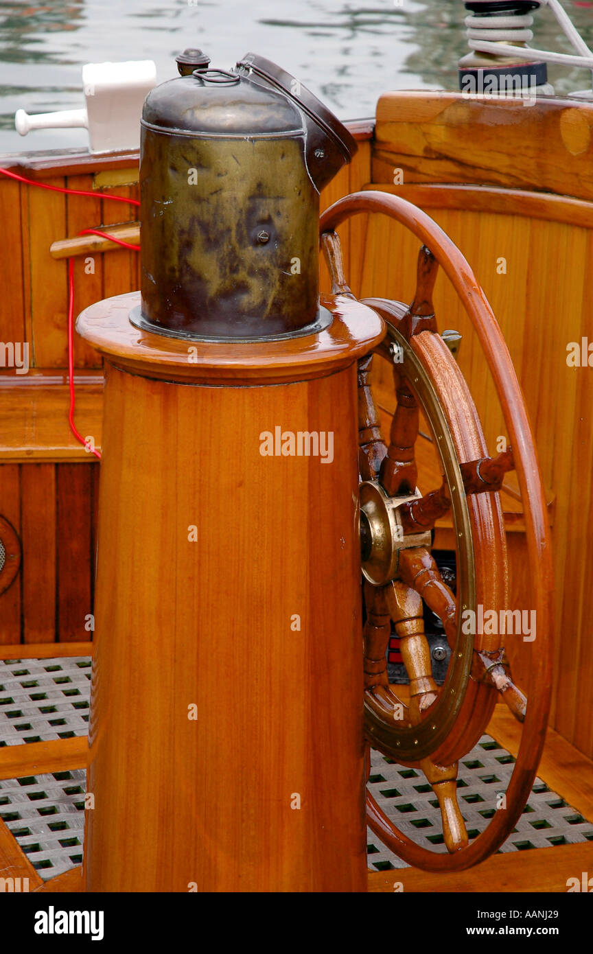 Casa della ruota e la bussola in barca a vela. Holland Foto Stock