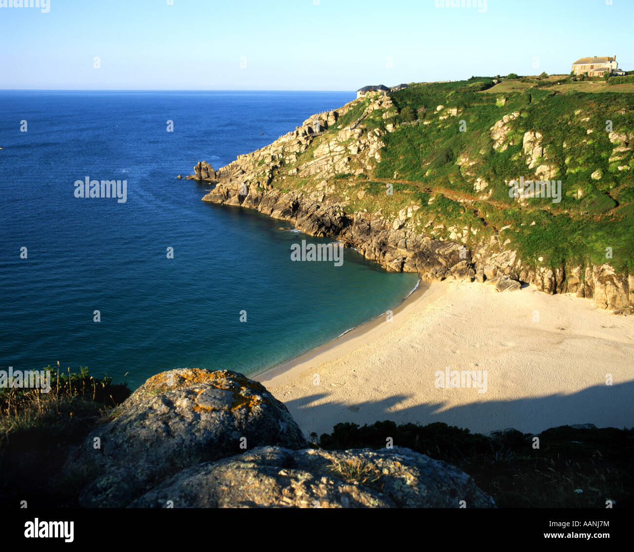 Porth curno beach e punto minack vicino al Lands End lontano ovest di Cornwall Inghilterra Foto Stock