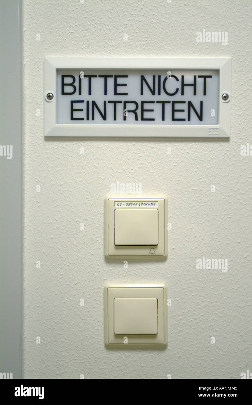Mano che spinge il basso pulsante di scarico su un pulsante di due wc  sciacquone, progettata per ridurre il consumo di acqua, Regensburg, Baviera  Foto stock - Alamy