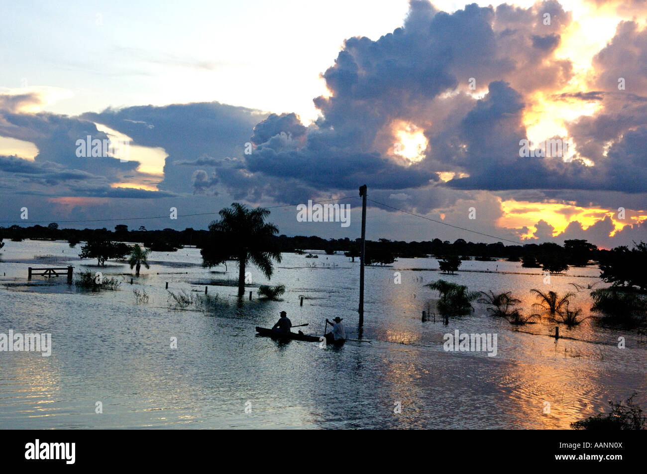 Città e villaggi completamente circondato e tagliati fuori dalle acque di esondazione del Rio Mamore in Santa Ana De Yacuma Beni, Bolivia. Foto Stock