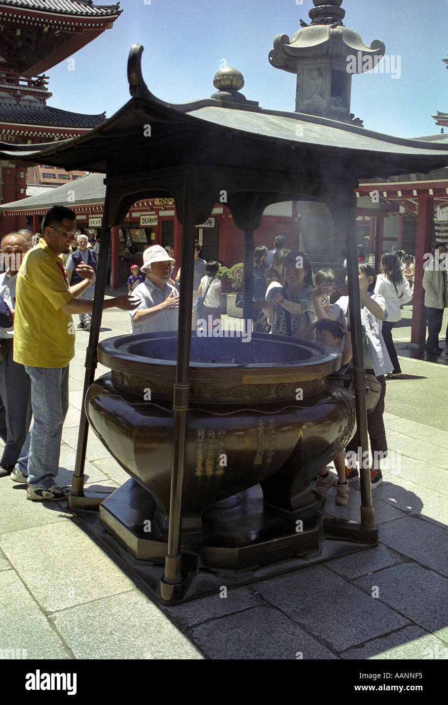 Bruciare incenso a Sensoji Tempio di Asakusa Kannon Asakusa Shitamachi Tokyo Giappone Foto Stock