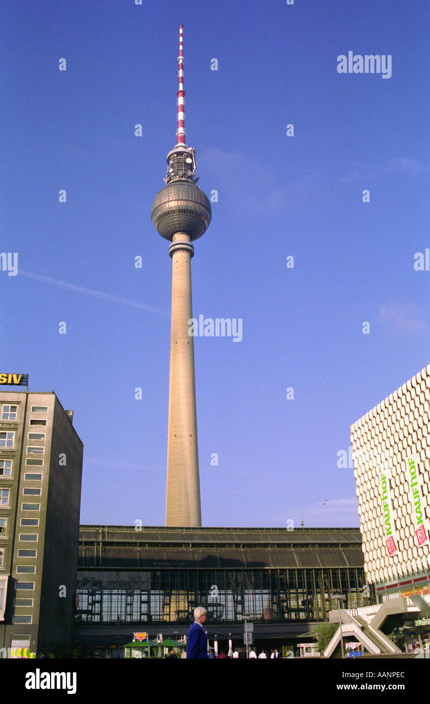 Berlino Torre della TV ex Berlino est ex Repubblica democratica tedesca Berlino Foto Stock