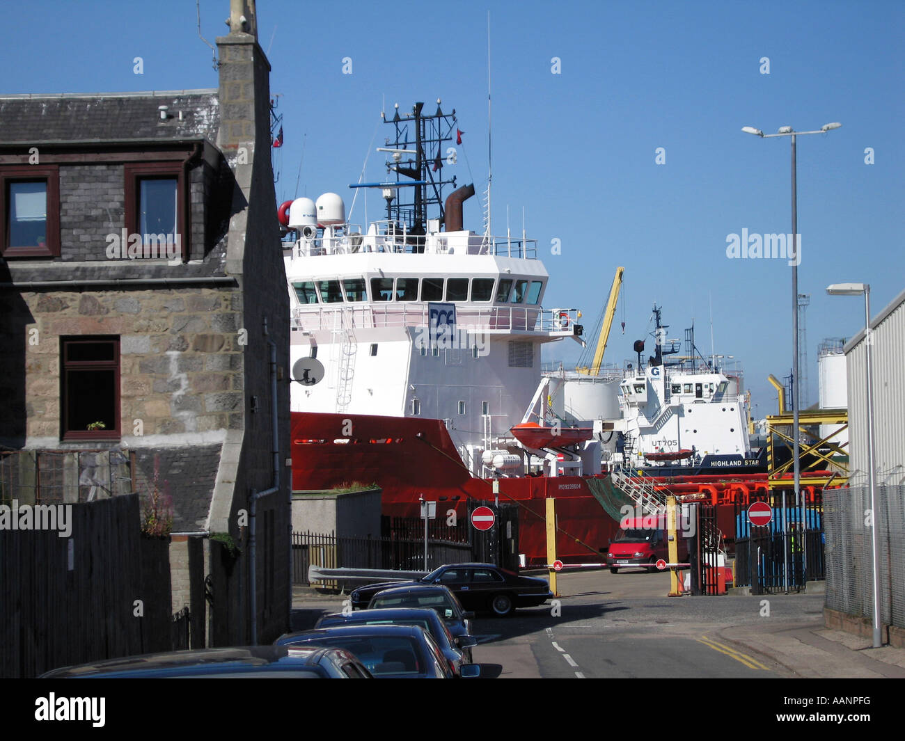 Barche nel porto di Aberdeen Scotland visto dalla strada adiacente Foto Stock