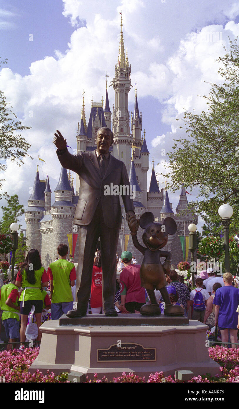 Statua di Walt Disney e Mickey Mouse nella parte anteriore del castello Cinderellas Magic Kingdom Florida USA Foto Stock