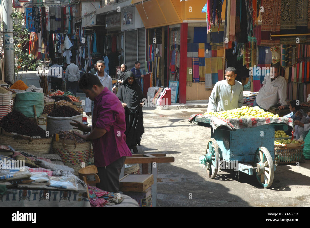 Barrow Boy consegna merci fresche alle bancarelle su Luxor Bazaar street Foto Stock