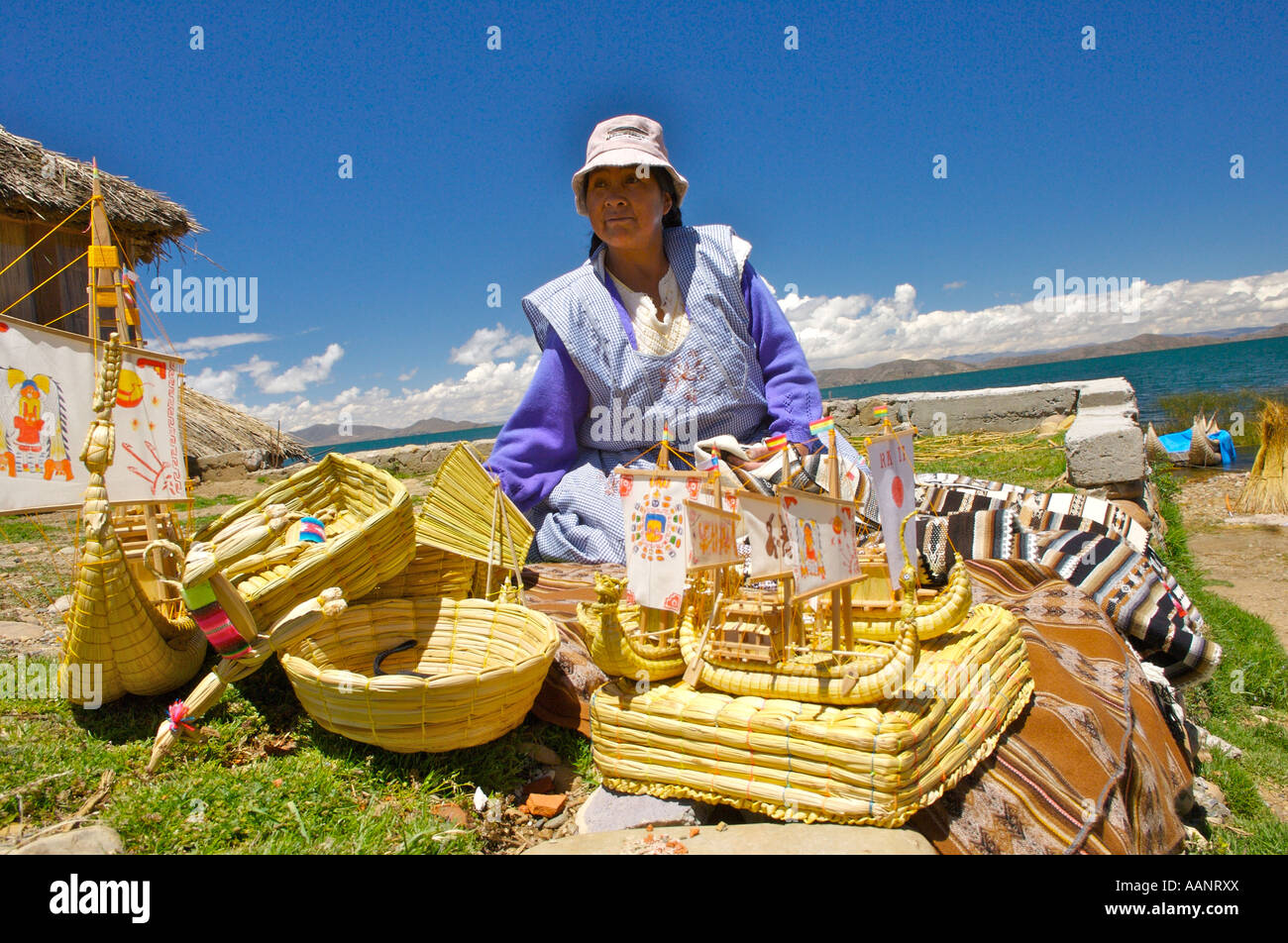 Una donna che vendono merci realizzato da ance presso il museo sul lago Titicaca, Bolivia. Foto Stock