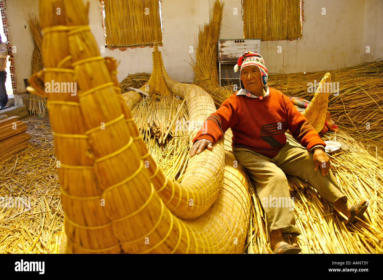 Un reed modello barca presso il museo sul lago Titicaca che è il lago navigabile più alto del mondo, Bolivia. Foto Stock