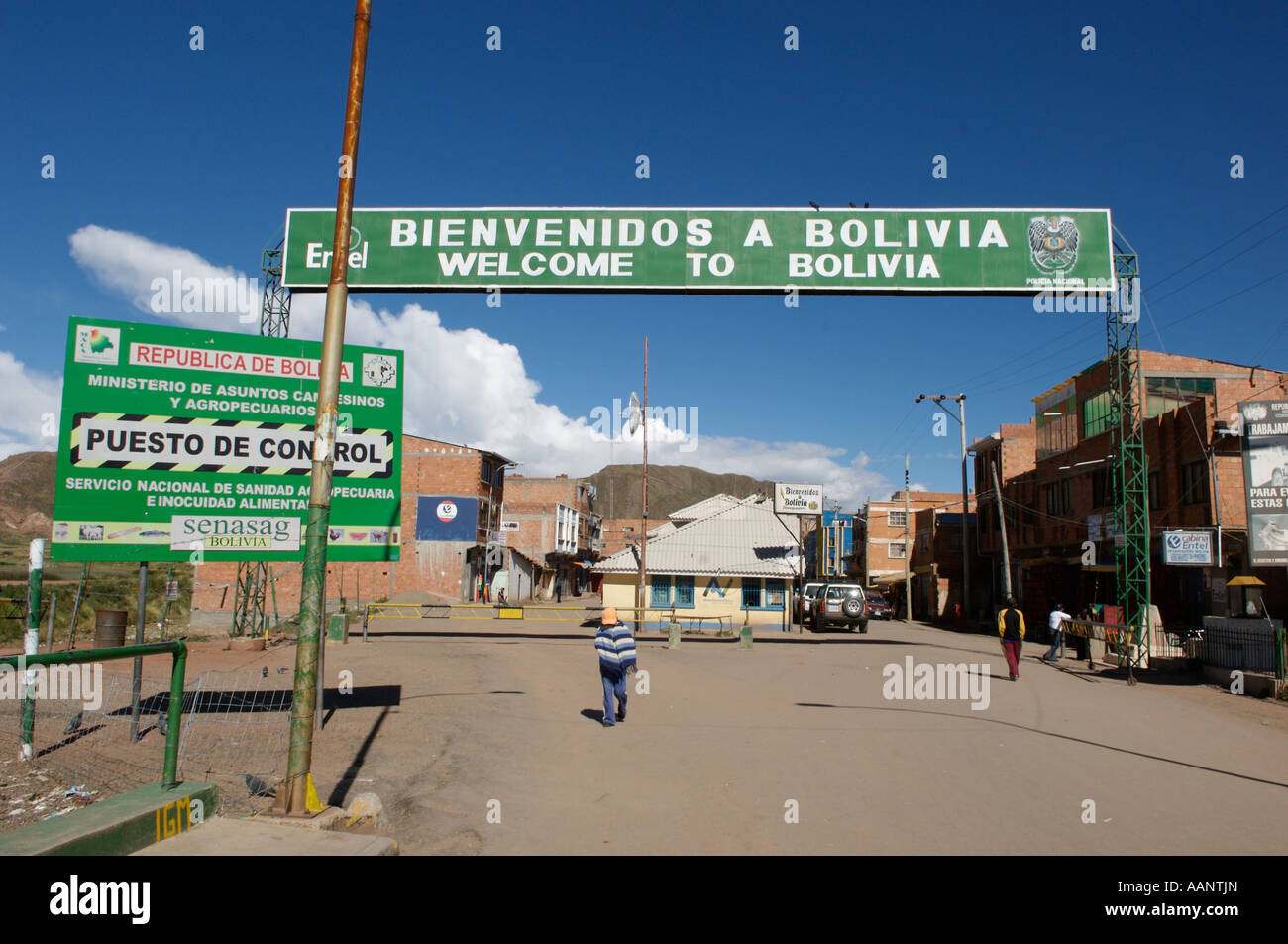 Attraversamento delle frontiere presso il lago Titicaca tra Bolivia e Perù. Foto Stock