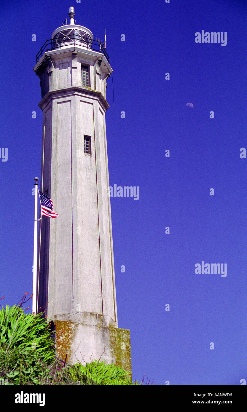 Faro e noi bandiera a stelle e strisce Alcatraz San Francisco Stati Uniti d'America Foto Stock