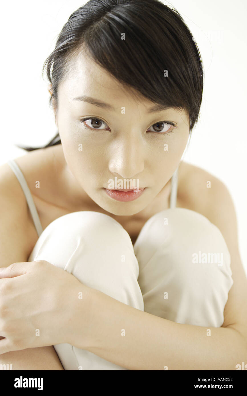 Una giovane donna che guarda la fotocamera Foto Stock