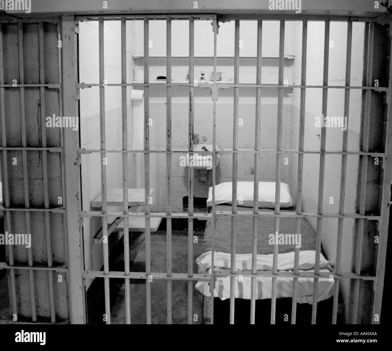 Bianco e nero cella di prigione di Alcatraz a San Francisco Stati Uniti d'America Foto Stock