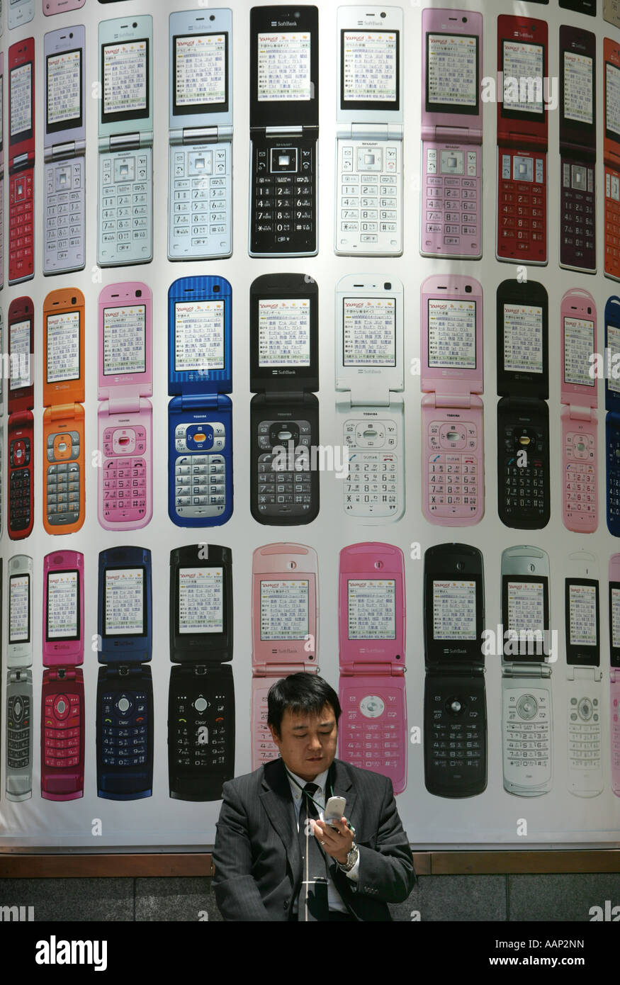 JPN, Giappone Tokyo: utente del telefono cellulare. Tabellone del fornitore giapponese Softbank Foto Stock