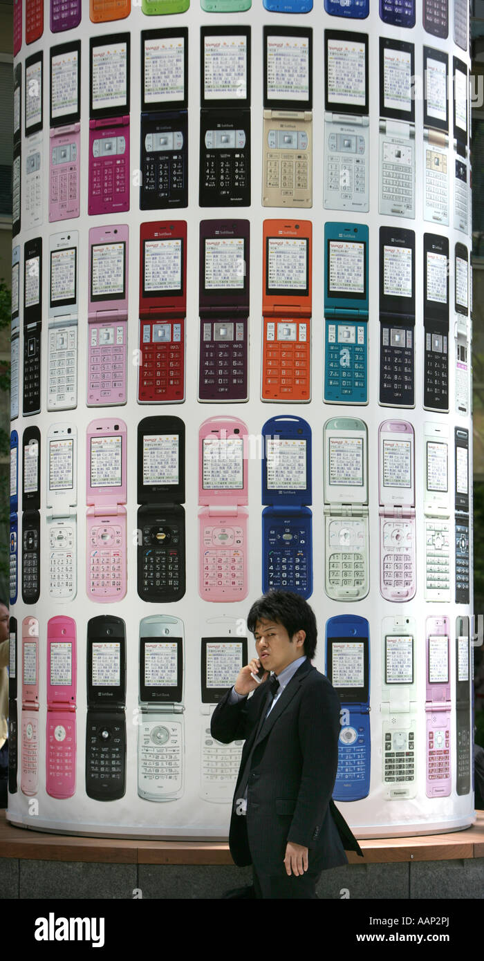 JPN, Giappone Tokyo: utente del telefono cellulare. Tabellone del fornitore giapponese Softbank Foto Stock