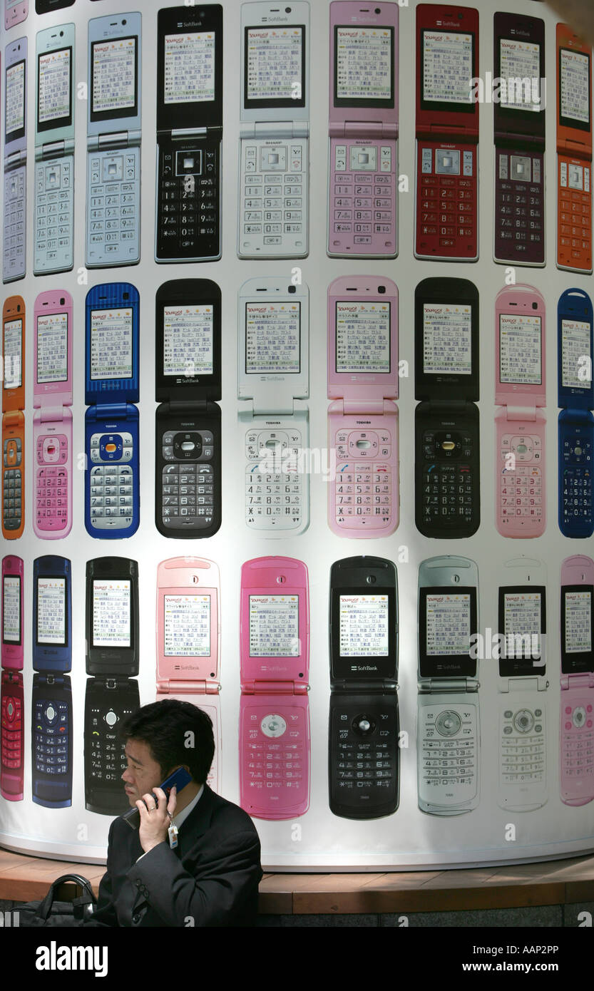 JPN, Giappone Tokyo: utente del telefono cellulare. Tabellone del fornitore giapponese Softbank Foto Stock