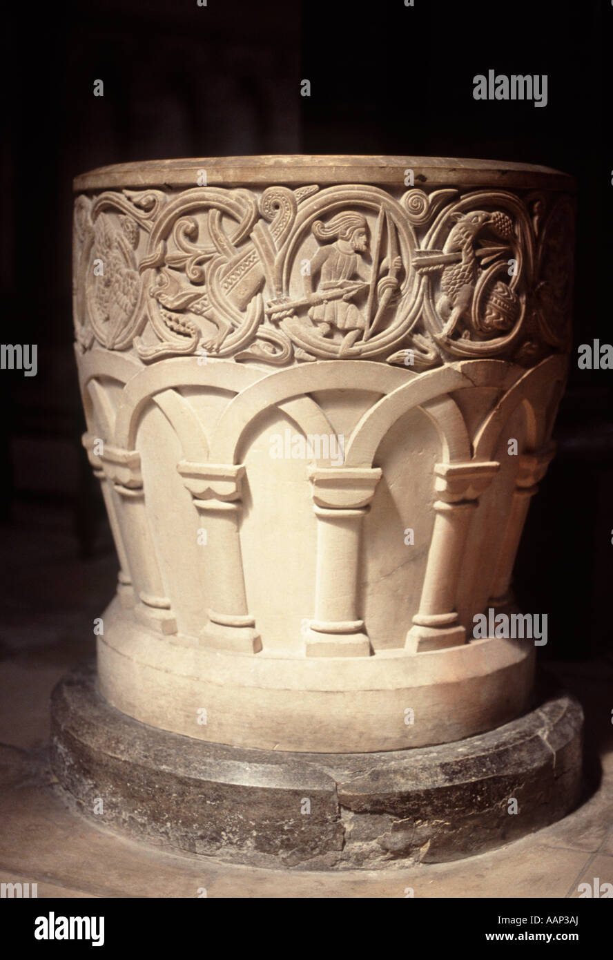 Riccamente intagliati font in pietra nel tempio la Chiesa (fondata da e sede dei Cavalieri Templari; consacrata 1185), Londra Foto Stock