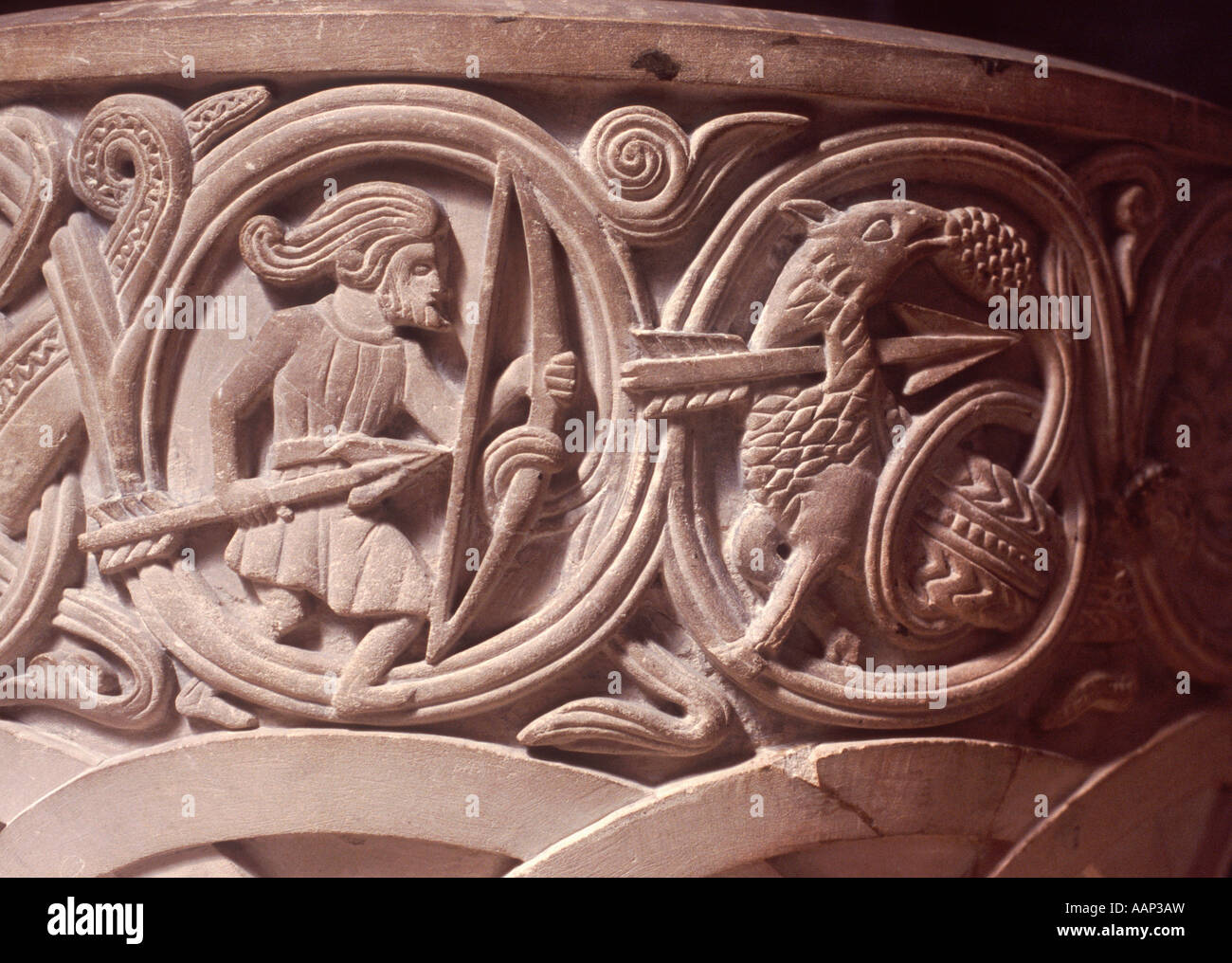 Arciere con arco e frecce uccidendo favolosa bestia su riccamente intagliati font in pietra nel tempio Chiesa Tempio, City of London Foto Stock